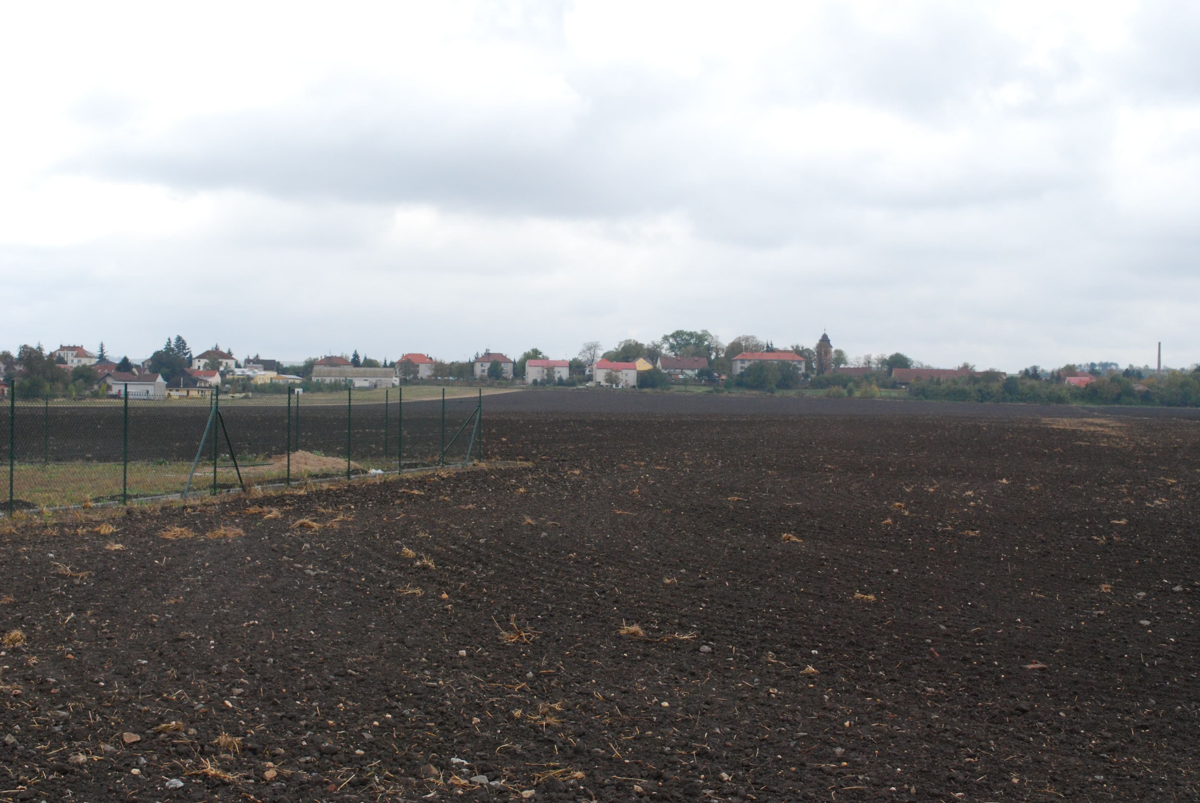 Pozemek 🏡 Pronájem zasíťovaných stavebních pozemků v obci Velim (50 km od Prahy)