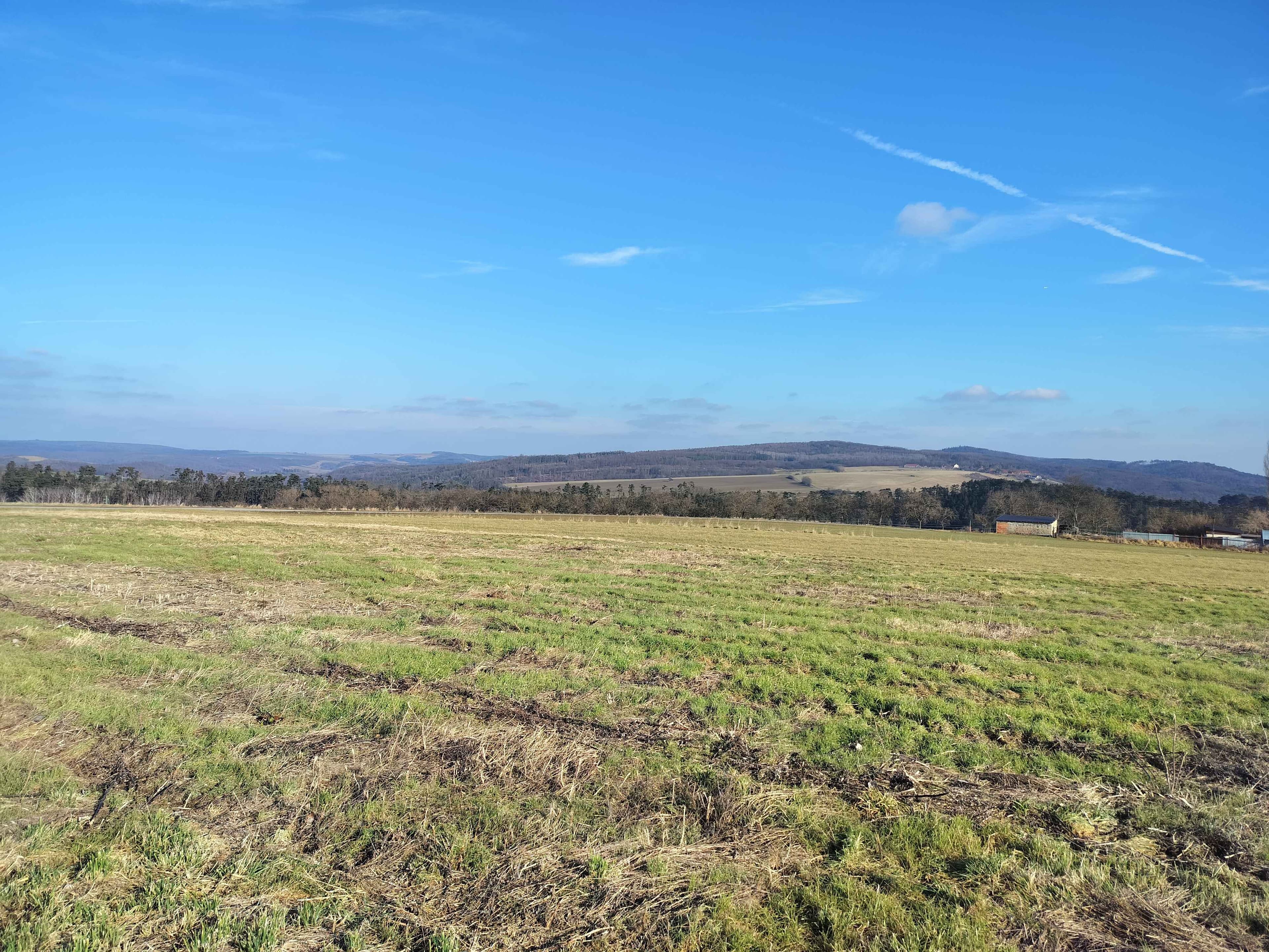 Pozemek 🏡 Pronájem prostorného pozemku ve venkovské krajině – Hudlice u Berouna