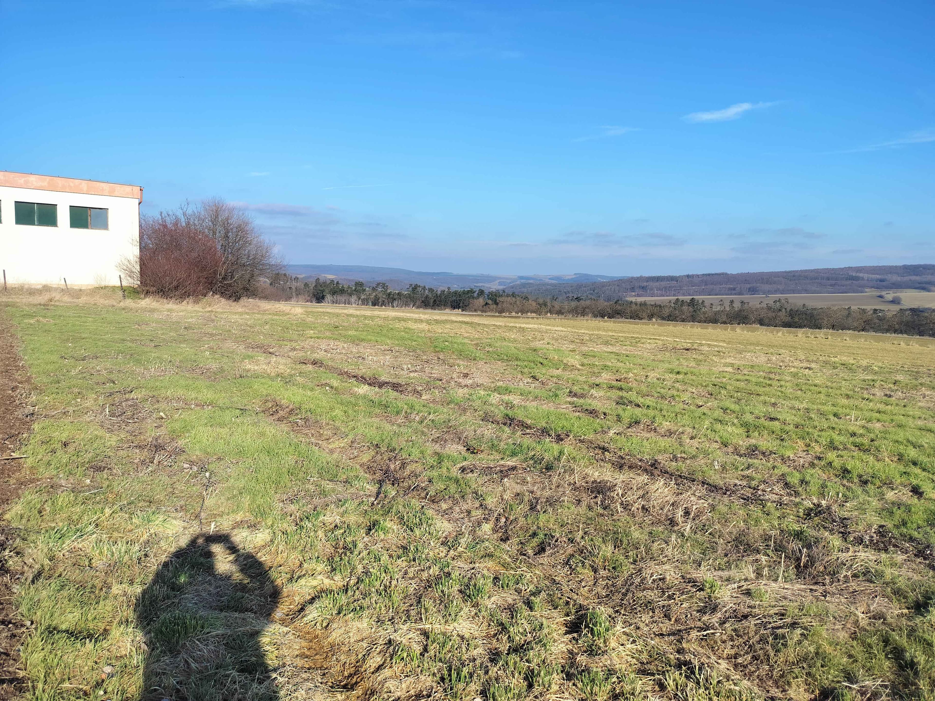 Pozemek 🏡 Pronájem prostorného pozemku ve venkovské krajině – Hudlice u Berouna