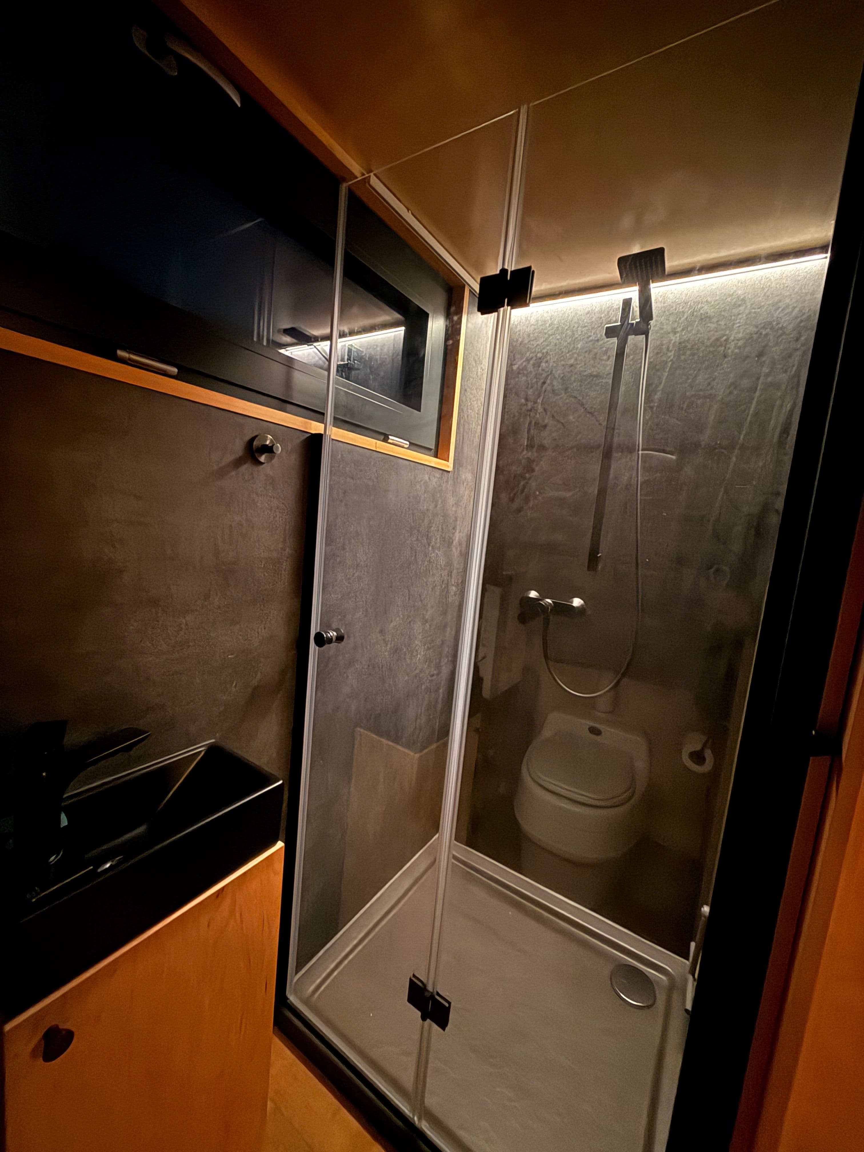 Plně vybavený mobilní dům s ostrovním systémem od Rolling Homes 6