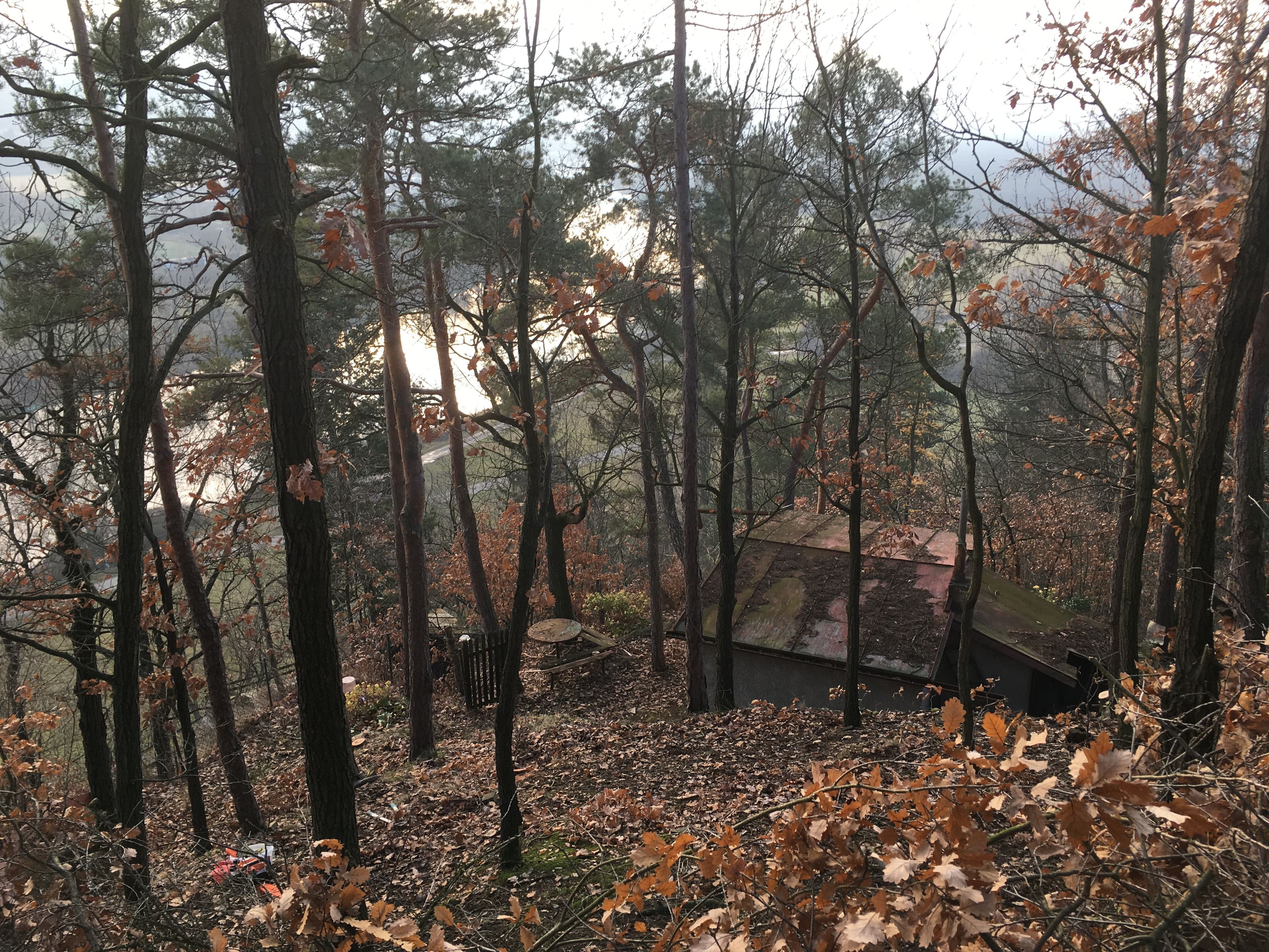 Pozemek 🏡 Prodej svažitého pozemku s chatou k rekonstrukci – Černošice, Slunečná