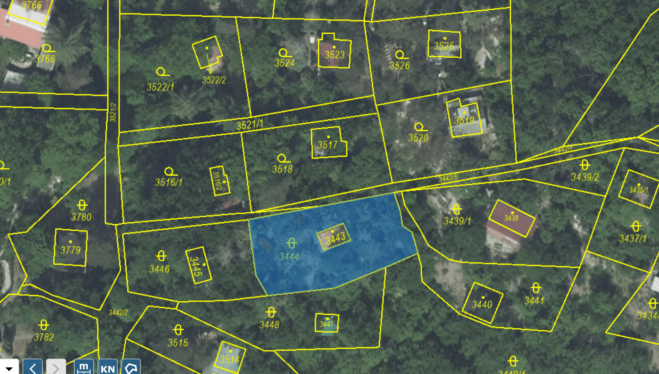 Pozemek 🏡 Prodej svažitého pozemku s chatou k rekonstrukci – Černošice, Slunečná Pozemek 🏡 Prodej svažitého pozemku s chatou k rekonstrukci – Černošice, Slunečná