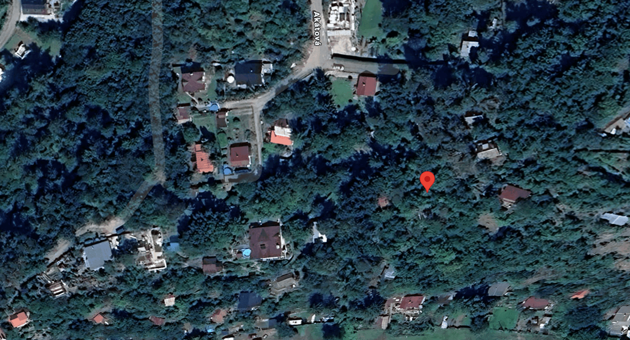 Pozemek 🏡 Prodej svažitého pozemku s chatou k demolici – Černošice, Slunečná Pozemek 🏡 Prodej svažitého pozemku s chatou k demolici – Černošice, Slunečná